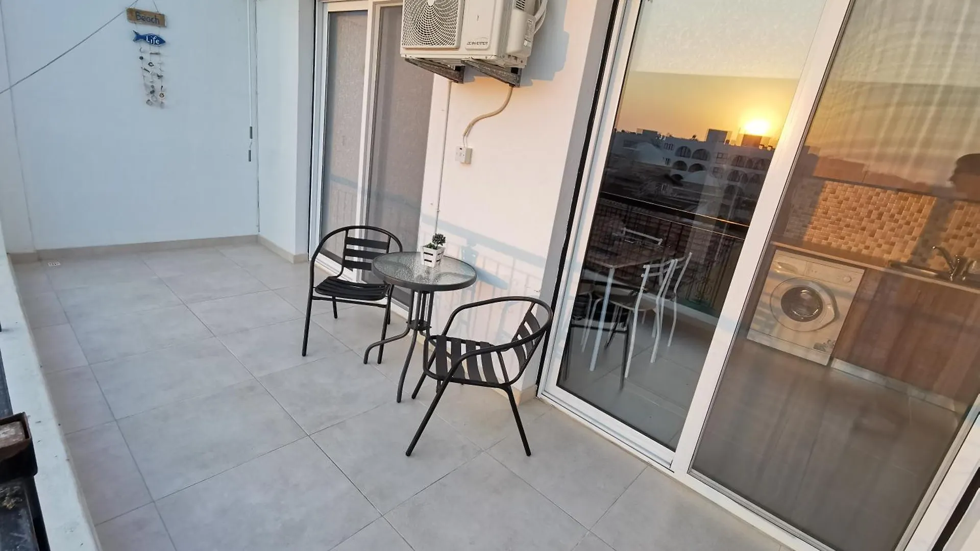 Must Stay - Finikoudes Studio لارنكا